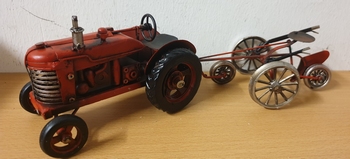 Tractor rood metalen miniatuur met ploeg 32x9x9cm