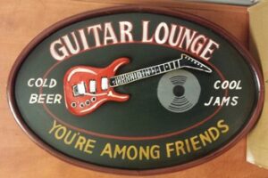 Guitar lounge houten pubbord among friends