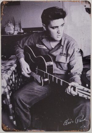 ELVIS US ARMY ZITTEND GITAAR