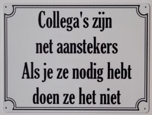 Collega's net als aanstekers reclamebord van metaal