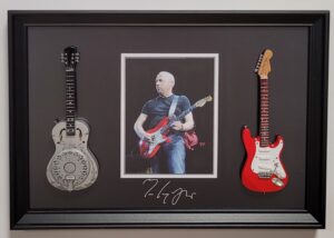 Lijst Mark Knopfler Dire Straits 32x22cm 2 gitaren